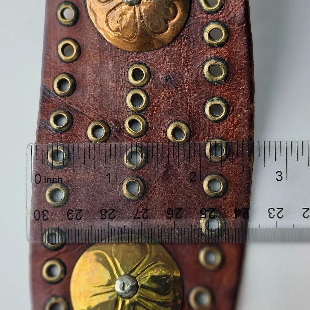 Vintage 2.5" Wide Leather Belt Copper Brass Flower Concho - Picture 4 of 9